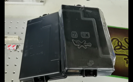 國內知名貼膜機廠家，電池蓋自動貼膜機助力塑膠件生產品質升級