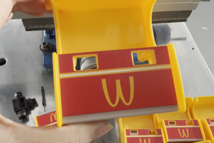 揭秘“貼標藝術家”的核心：自動玩具貼標機的科技內稟