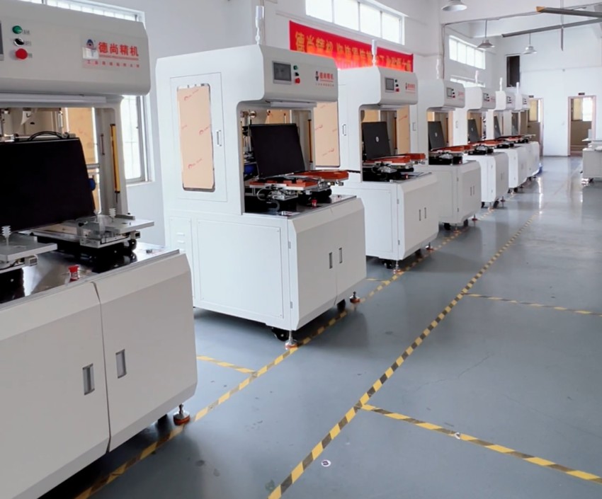 1776043667263374.jpg 2025-8車間實(shí)拍BC柱貼膜機(jī).jpg